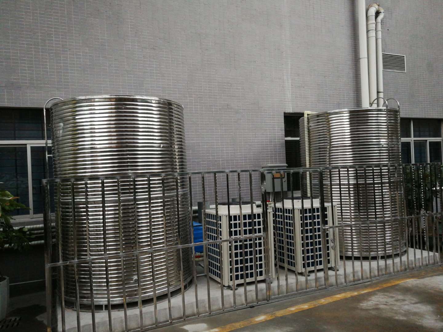 學(xué)?？諝饽軣崴鞔笈d節(jié)能